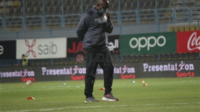 موسيماني يعاين أرضية ملعب بتروسبورت قبل مواجهة المقاولون العرب (صور) 