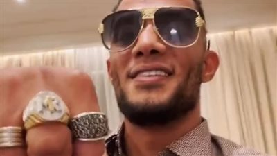 خاتم خاص.. هدية قيمة من محل مجوهرات أردني شهير لمحمد رمضان (فيديو)