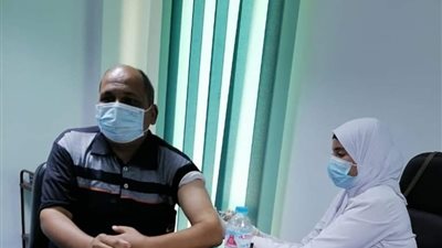 تطعيم العاملين بالوحدة المحلية لمدينة الغردقة ضد فيروس كورونا (صور)