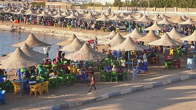 إقبال كبير من المواطنين على شواطئ الغردقة خلال العطلة الأسبوعية (صور)