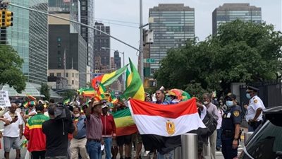 رافع العلم المصري بالأمم المتحدة: لم أخشَ عدد الإثيوبيين رغم الاعتداء عليّ بالضرب أمام المقر (خاص)