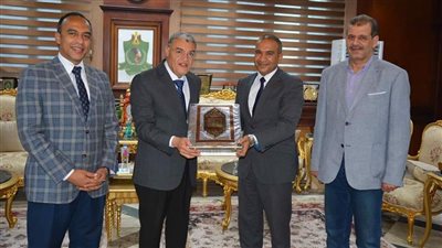 القاضي يكرم رئيس مدينة المنيا لترقيته سكرتيرًا عامًا مساعدًا لمحافظة أسيوط