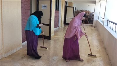 يامشمرين عن السواعد كُلها..عاملات الفيوم يُنظفنَ لجان الثانوية العامة قبل بدء الامتحانات (صور)