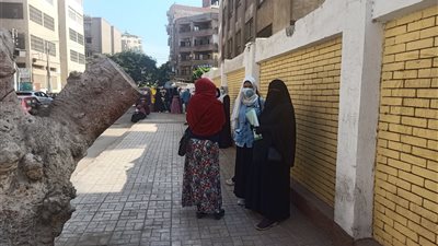 بقراءة القرآن الكريم والدعوات بالنجاح.. أولياء الأمور يدعمون أبناءهم أمام لجان الثانوية العامة بمدارس القليوبية (صور) 
