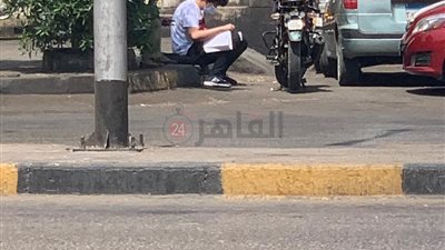 على رصيف الشارع.. طالب يلملم أوراقه الأخيرة قبل دخول امتحانات الثانوية العامة
