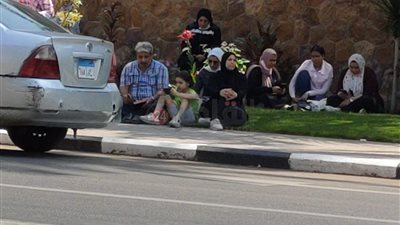 والد طالبة يفترش الأرض ويتلو القرآن قبل انطلاق امتحانات الثانوية العامة (صور)