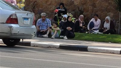 على أعتاب اللجنة.. طلاب وأولياء أمور يفترشون الطرقات بالملزمات والكتب قبيل الامتحان (صور)