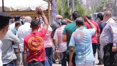 محافظ الجيزة يوجه بمنع وجود باعة جائلين بالمحيط الخارجي للجان الثانوية العامة