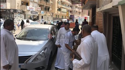 أولياء أمور الطلاب بكفر الشيخ يفترشون الأرض أمام اللجان في انتظار أبنائهم (صور)