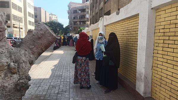 أولياء الأمور يجلسون