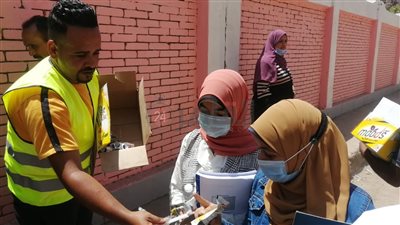 متطوعون شباب يوزعون عصائر على طلاب الثانوية العامة بعد خروجهم من الامتحان بالغربية