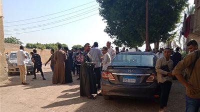 أولياء أمور طلاب الثانوية العامة بسوهاج يتوافدون على اللجان لاستقبال أبنائهم (صور)