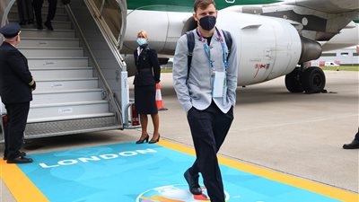 مشجعو إيطاليا يستقبلون بعثة المنتخب فور وصولها إلى توتنهام (فيديو)