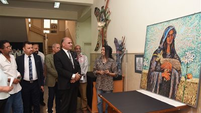 60 عملًا فنيًا.. رئيس جامعة الأقصر يشهد تحكيم مشروعات التخرج بكلية الفنون الجميلة (صور)