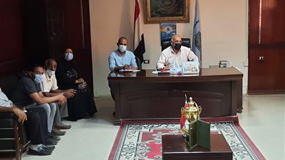 رئيس مدينة إسنا بالأقصر يبحث تحويل قرية النجوع إلى 
