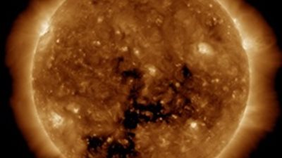 عاصفة شمسية تضرب الأرض.. والبحوث الفلكية ترد 