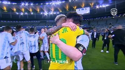 ميسي يواسي نيمار بعد تتويج الأرجنتين بكوبا أمريكا أمام البرازيل 