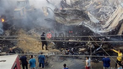 حريق هائل بمعارض تجارية في مدينة طهطا بسوهاج 