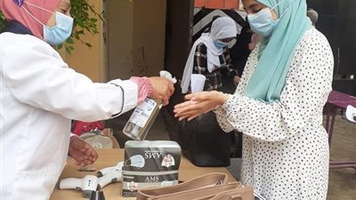 بكمامات وكحول.. بدء توافد طلاب القسم الأدبي على لجان الثانوية في كفر الشيخ (صور)