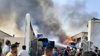 الدفع بـ10 سيارات إطفاء للسيطرة على حريق مصنع منسوجات بالشرقية (صور)