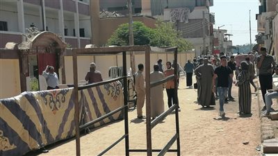 توافد طلاب الثانوية العامة لتأدية امتحان اللغة العربية للقسم الأدبي في أسوان