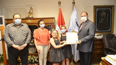 محافظ أسيوط يكرم الطفلة سيلينا لفوزها بجائزة الدولة التشجيعية للمبدع الصغير