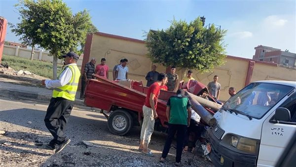 سقوط عمود إنارة على