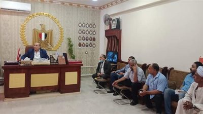 سكرتير عام سوهاج يلتقى المتضررين من حريق معارض طهطا (صور)