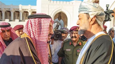 الملك سلمان يستقبل السلطان هيثم بن طارق بمدينة نيوم (فيديو)