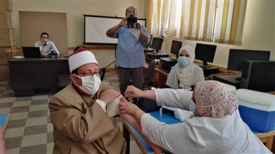 مشرفي امتحانات الثانوية الأزهرية بالمنوفية يتلقون الجرعة الثانية من لقاح كورونا