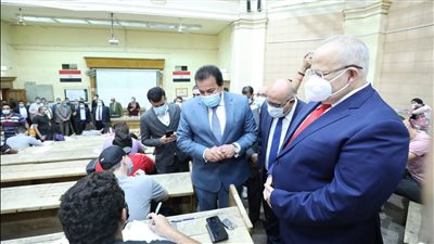 وزير التعليم العالي يستعرض تقريرًا عن امتحانات نهاية العام الدراسي الثاني (صور)