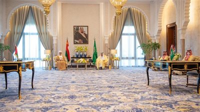 صور تُبرز تبادل الأوسمة بين الملك سلمان والسلطان هيثم بن طارق