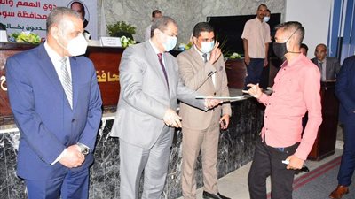 وزير القوى العاملة ومحافظ سوهاج يسلمان 60 عقد عمل لذوي الإعاقة 