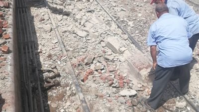 القليوبية توضح حقيقة إصابة سيدة وطفليها نتيجة انهيار سور السكة الحديد بالخانكة 
