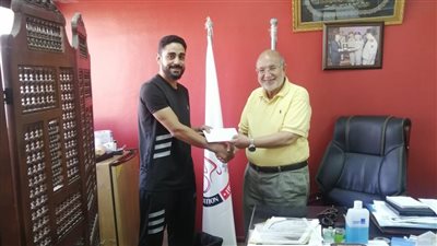 رئيس اتحاد الدراجات يمنح محمد رمضان عضوية شرفية 