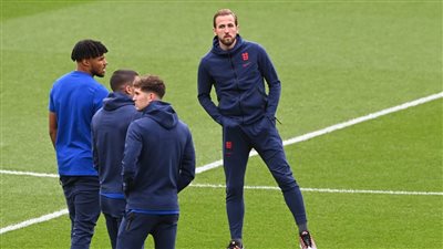 لاعبو إنجلترا يتفقدون ملعب المباراة قبل مواجهة إيطاليا