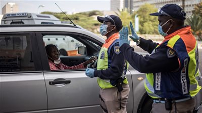 جنوب إفريقيا تمدد الإغلاق أسبوعين بسبب تفشي سلالة دلتا
