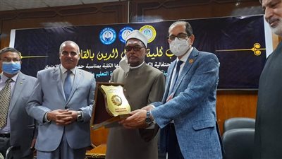 كلية أصول الدين بجامعة الأزهر تكرم رئيس اللجنة الدينية بالشيوخ (صور)