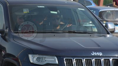 5 صور ترصد انهيار رامي صبري ووالدته في جنازة شقيقه