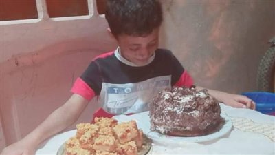 ممنوع من رؤية الشمس ولا يرتدي ملابس شتوية.. عمرو ووالدته يتحديان المرض والتنمر بالطبخ