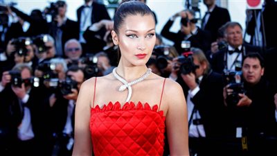 بعد هجومها على إسرائيل.. بيلا حديد تثير الجدل بظهورها في 