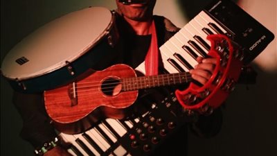 صدقي صخر يعزف على 6 آلات ويغني في كليب 