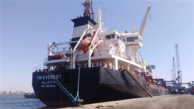 تفريغ 964 طن حديد بميناء غرب بورسعيد (صورة) 