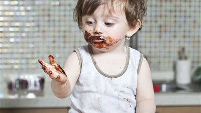 مفاجأة.. إعطاء طفلك الشوكولاتة لتهدئة نوبات الغضب قد يشكل ضررًا نفسيا له| دراسة