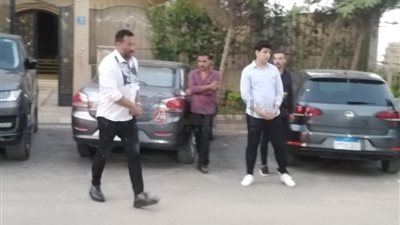 بدء عزاء شقيق رامي صبري بمنزله.. ماجد المصري أول الحاضرين (صور)