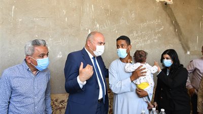 محافظ قنا يطمئن على الحالة الصحية لطفلتين خضعتا لعملية قلب مفتوح بقوص