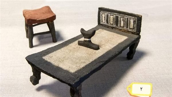 سرير من الخشب