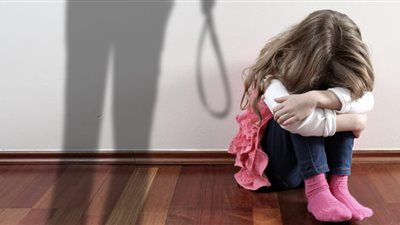 بعد واقعة تعذيب أم لبناتها.. خبير نفسي: 90% من الأطفال يتعرضون للاعتداء من قِبل الآباء