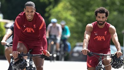 جولة بالدراجات للاعبي ليفربول قبل التدريبات