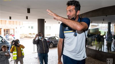 يوفنتوس يحتفل بعيد ميلاد حارسه السابق بوفون